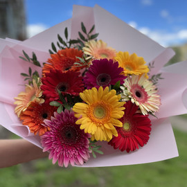 Букет из гербер с зеленью