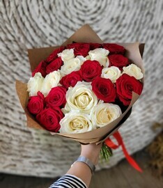 Микс красной и белой розы