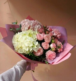 Buket s gortenziej, kustovoj rozoj i diantusami