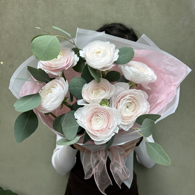 Buket nezhnih ranunkulyusov s evkaliptom, standart