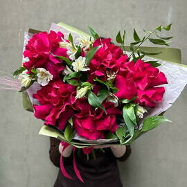 Малиновые французские розы, альстромерия, рускус