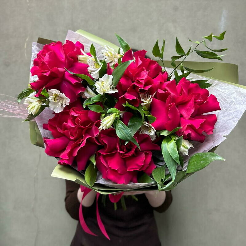 Малиновые французские розы, альстромерия, рускус, стандартный