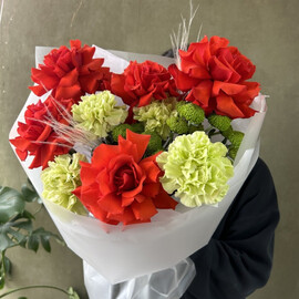 YArkij buket frantcuzskie rozi i diantusi