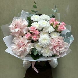 Nezhnij buket s frantcuzskimi rozami, kustovimi rozami i hrizantemami