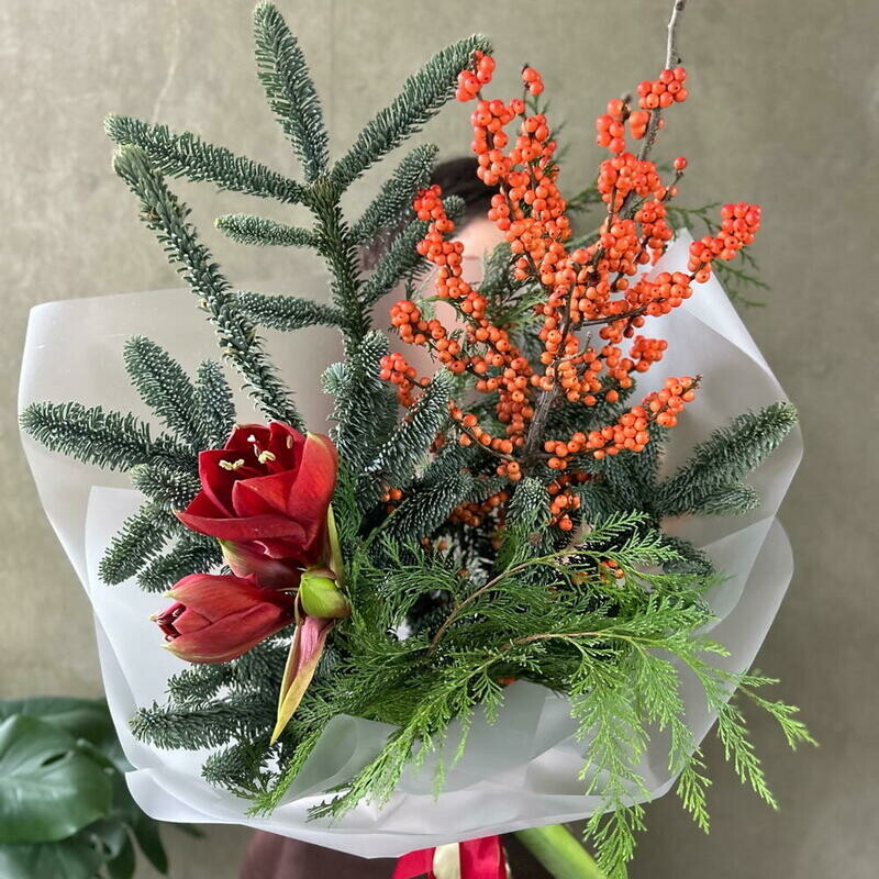 Зимний букет Нобилис, можжевельник, илекс, амарилис, стандартный