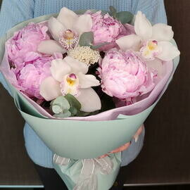 Букет с пионами и орхидеями "Эксклюзив"