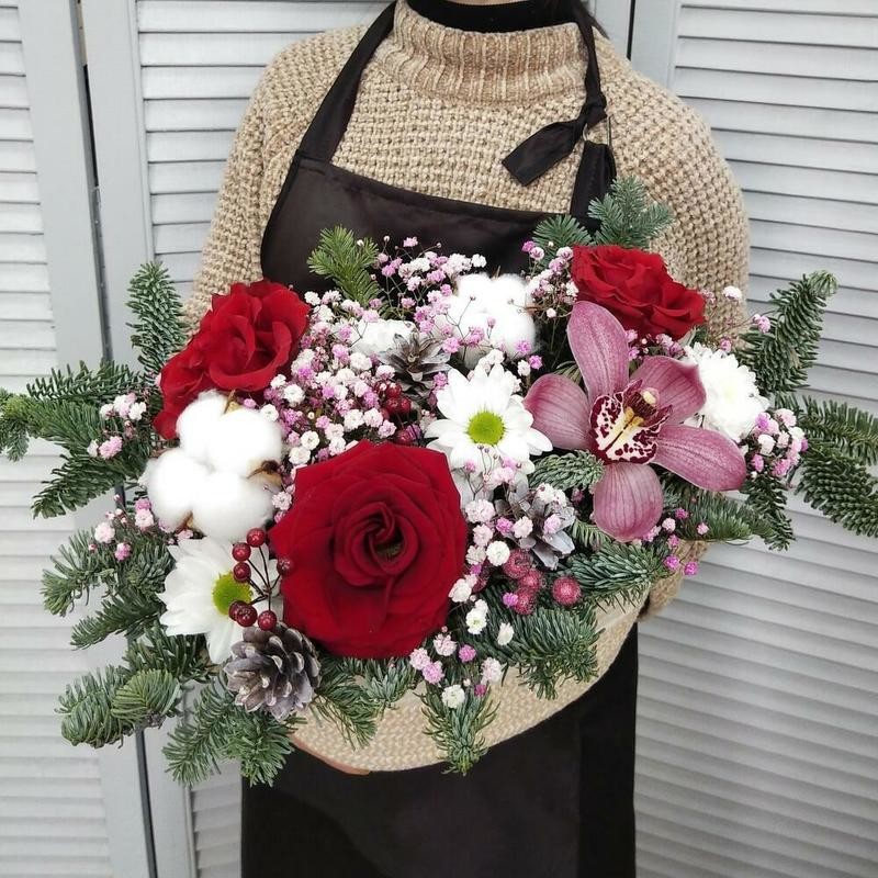 Корзина с цветами и живой елью "Зимний сад", стандартный