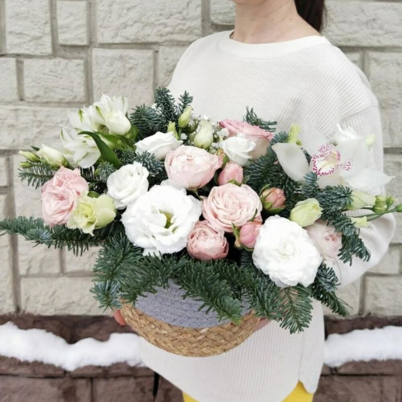 Композиция с цветами и веточками пихты в корзине "Зимний сад", стандартный