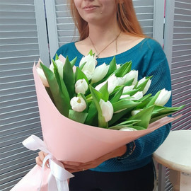 Букет с белыми тюльпанами "Первая любовь"
