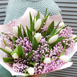 Букет с тюльпанами и гипсофилой "Весеннее настроение"