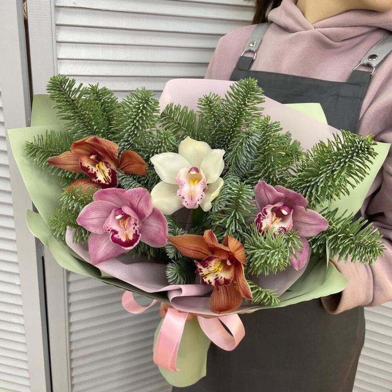 Букет зимний с орхидеями и голубой елью "Нежная зима", стандартный
