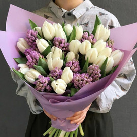 Букет из белых тюльпан и гиацинтов "Вальс весны"