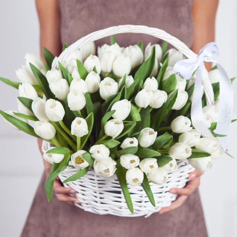 Белые тюльпаны в корзине "Каприз", стандартный