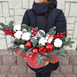 Новогодняя композиция с хлопком и шарами