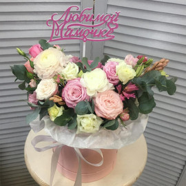 Цветы в шляпной коробке "Любимой мамочке !"