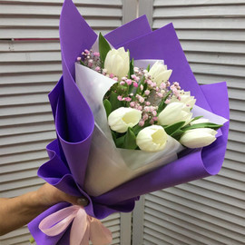 Букет с тюльпанами и гипсофилой "Весенний привет !"