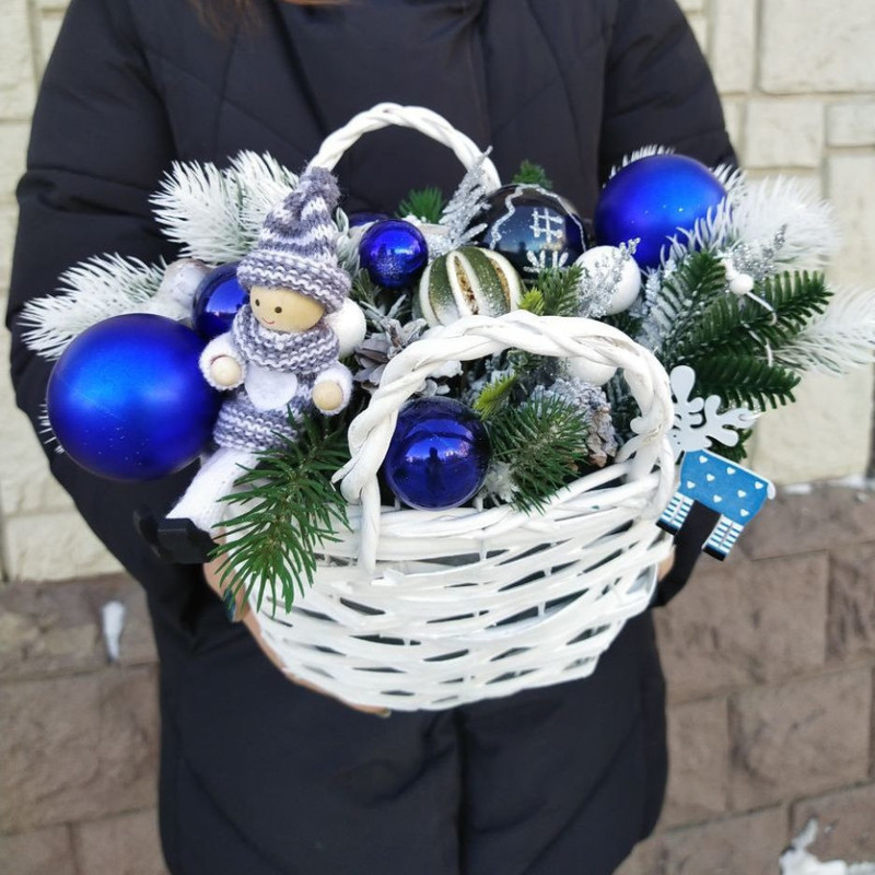 Корзина с искусственной елкой и игрушками, стандартный