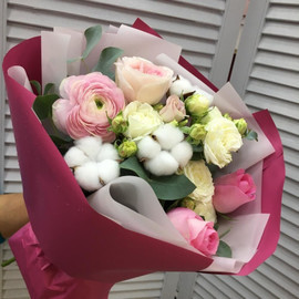 Букет с ранункулюсом, розами, хлопком и эвкалиптом "Нежный взгляд"