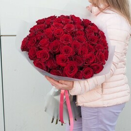 Buket iz ekvadorskih roz premium klassa v podarochnoj upakovke Eksploer