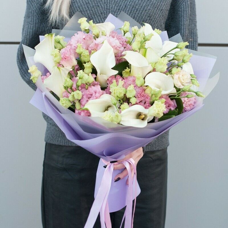 Букет из беллых калл и розовых лизиантусорв "Рози", стандартный