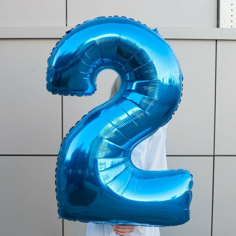 Vozdushnij shar nadutij geliem tcifra "2", standart
