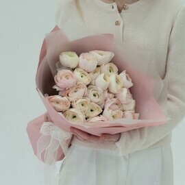 Букет цветов из нежных ранункулюсов в дизайнерской упаковке "Нежная Италия"