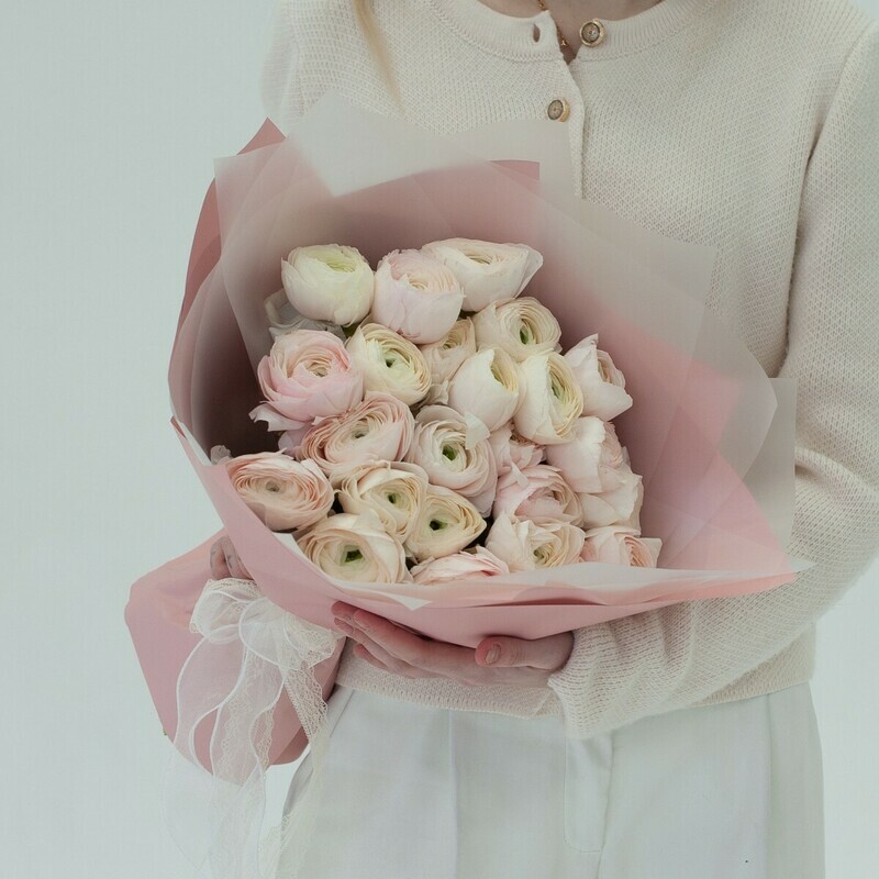 Букет цветов из нежных ранункулюсов в дизайнерской упаковке "Нежная Италия", стандартный