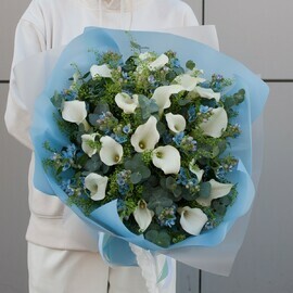 Buket iz belih kall i golubogo oksipetaluma "Farforovie nebesa"