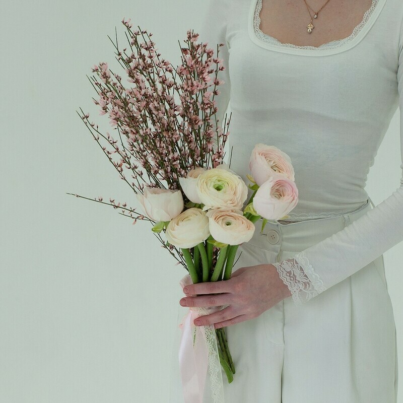 Весенний букет в нежных тонах "Ранункулусы, гениста", стандартный