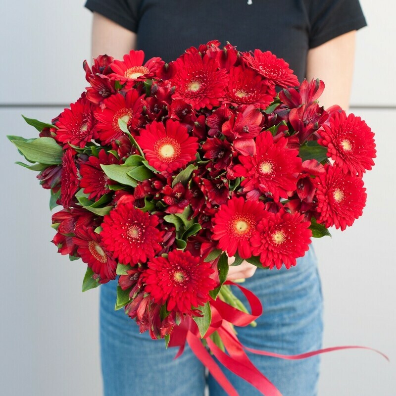 Букет цветов "Очаровательная Скарлет", стандартный