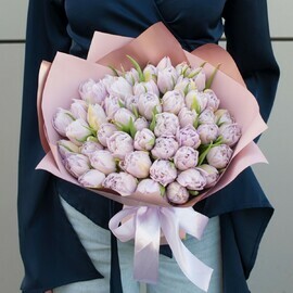 Buket iz pionovidnih nezhno-fioletovih tyul_panov "Feloniya" v dizajneskoj upakovke