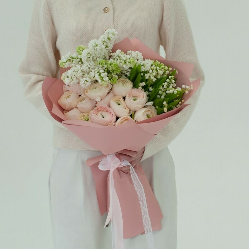 Букет из ранункулусов, сирени, ландышей "Весенние брилианты", стандартный