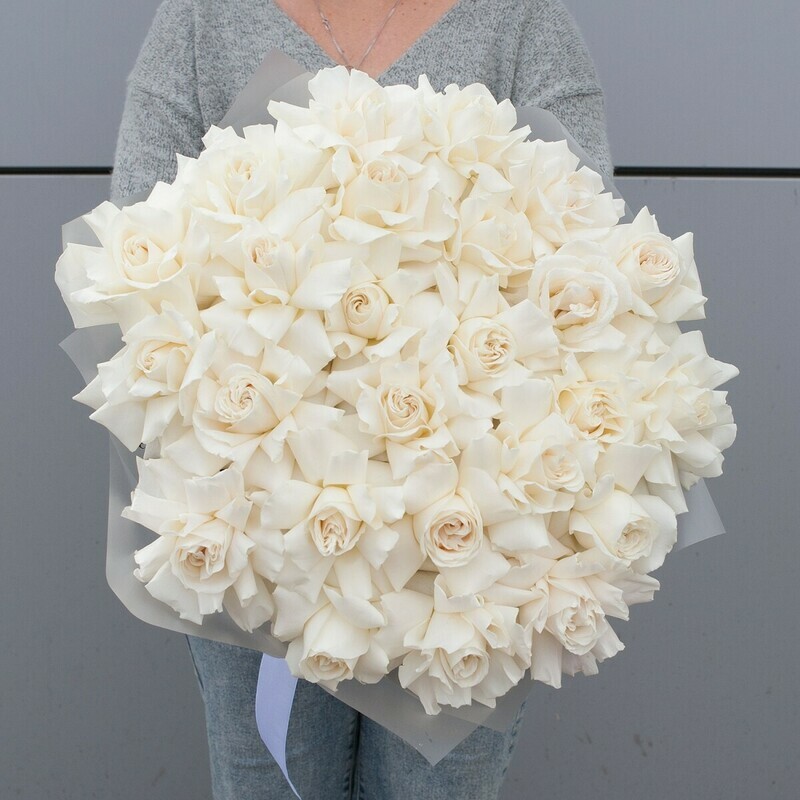 Buket iz belih frantcuzskih roz pod lentu "Kruzhevnoe oblako", standart