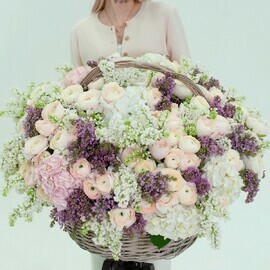 Roskoshnaya korzina iz sireni, ranunkulusov, gortenzij "I tcelogo mira malo"
