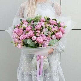 Букет цветов в сиреневой гамме из одноголовых и кустовых роз с эвкалиптом "Орнелла"