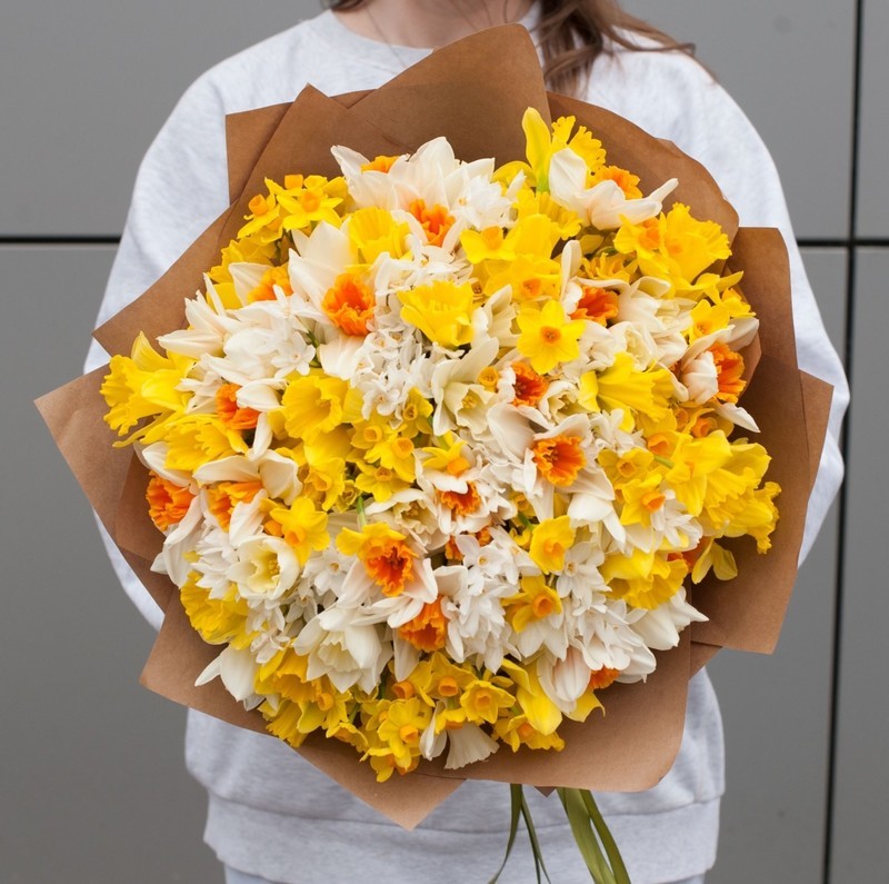 Букет цветов Нарциссы микс, стандартный