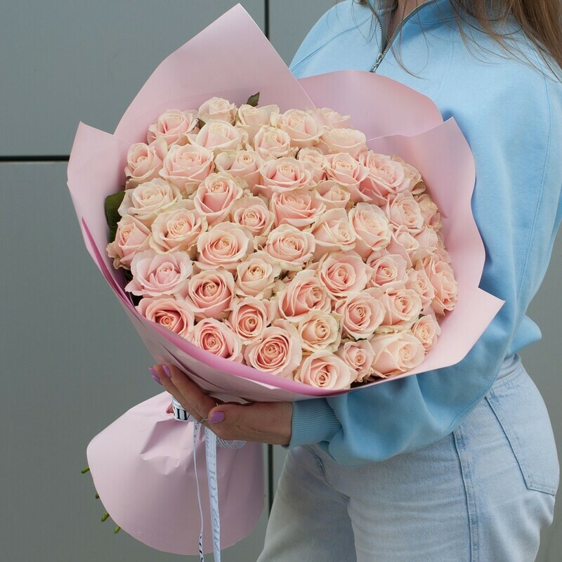 Buket tcvetov v persikovih tonah "ZHemchuzhina iz roz" v podarochnoj upakovke, standart