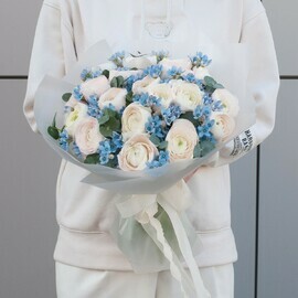 Букет цветов из нежных ранункулусов и голубого оксипеталума "Нежный восторг" 1782
