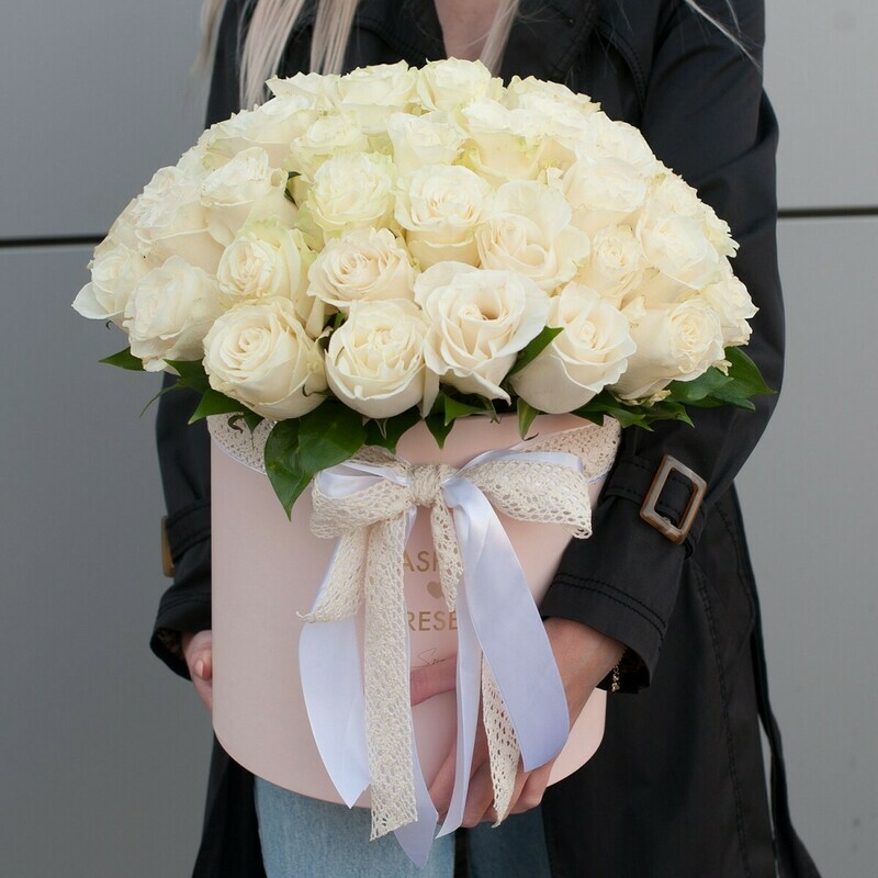 Шляпная коробка с розами "Бриллиантовое сияние", стандартный