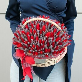 Kompozitciya iz suhotcvetov (lavandi i laguruso) v dizajnerskoj korzinke "Estetiko"