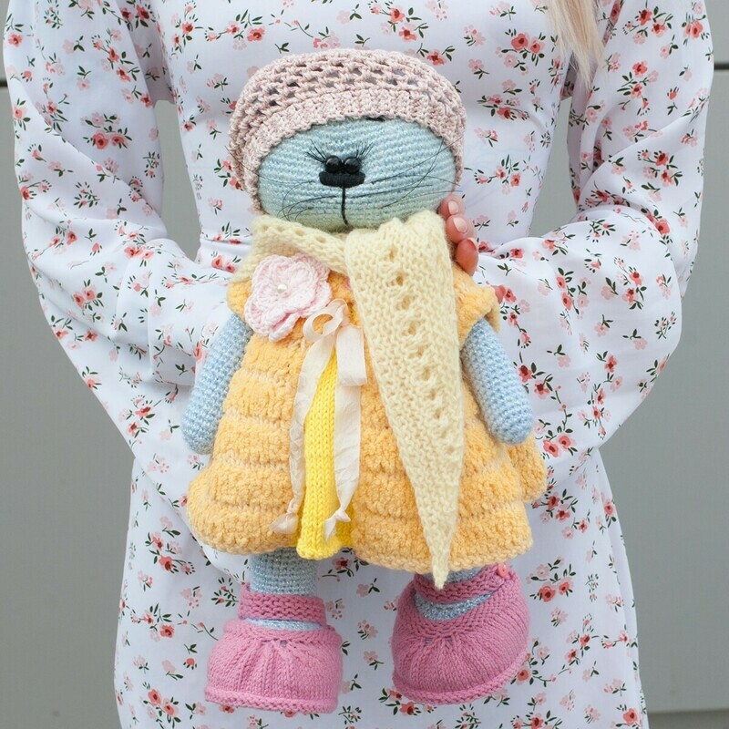 Eksklyuzivnaya igrushka ruchnoj raboti "Koshka v zheltom sarafpne", standart