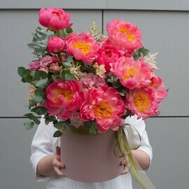 Коробка с цветами "Коралловые краски"