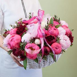 Korzina s pionami "Violetta"