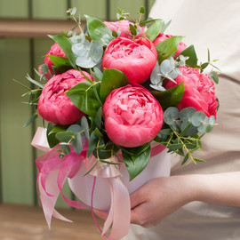 Korobka s pionami "Vdohnovlyayushie pioni"