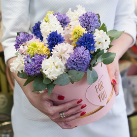 SHlyapnaya korobka "Raznotcvetnie giatcinti"