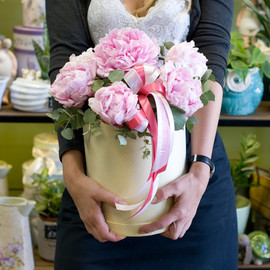 Korobka s pionami "Lyubimij aromat"