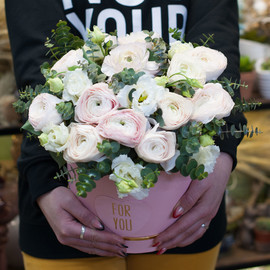 Korobka s ranunkulusami "Latte"