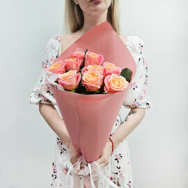 Buket iz korallovih roz Aktiniya