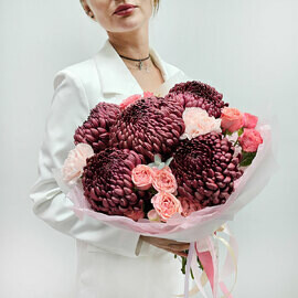 Букет бургунди ред и пионовидных кустовых роз