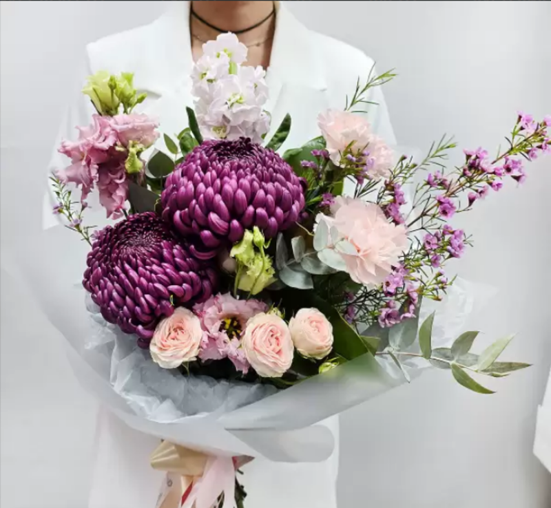 Purpurnost_ chuvstv buket s burgundi i mattioloj, standart